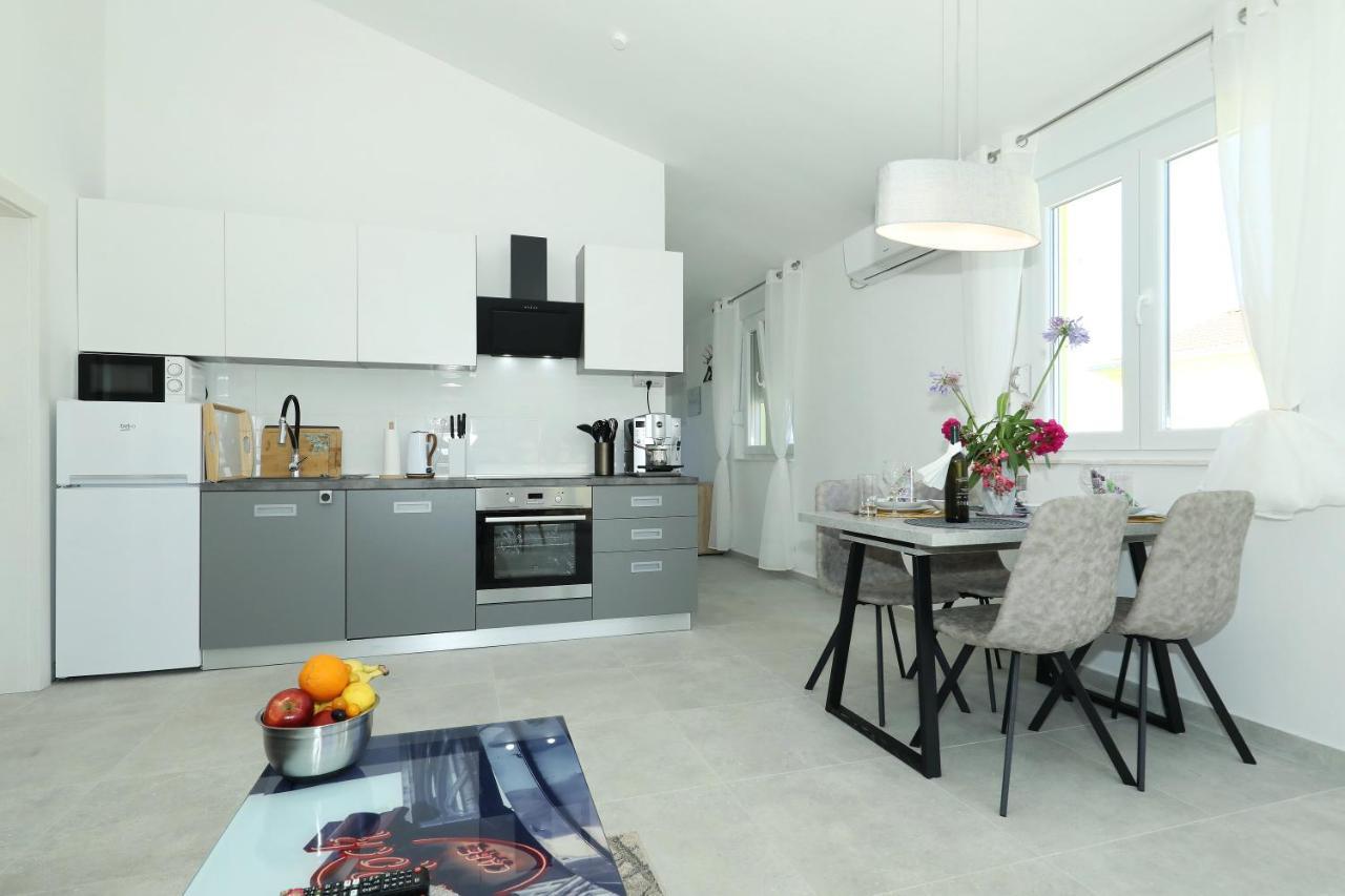 Villa Gaby Luxus Apartment 1 Schlafzimmer, Pool und wunderschönem Panorama Meerblick Božava Exterior foto